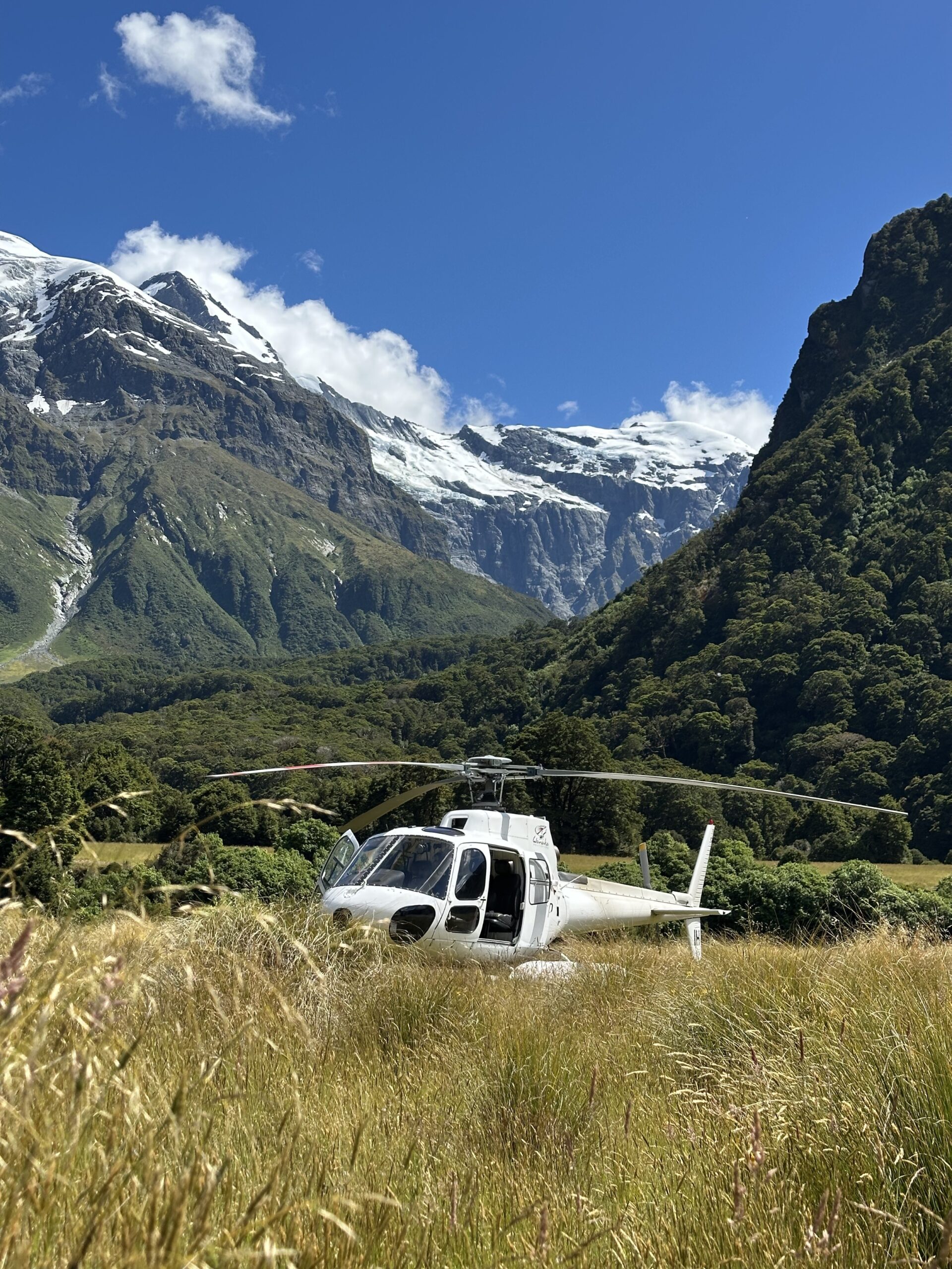 Helikopter i New Zealands bjergterræn